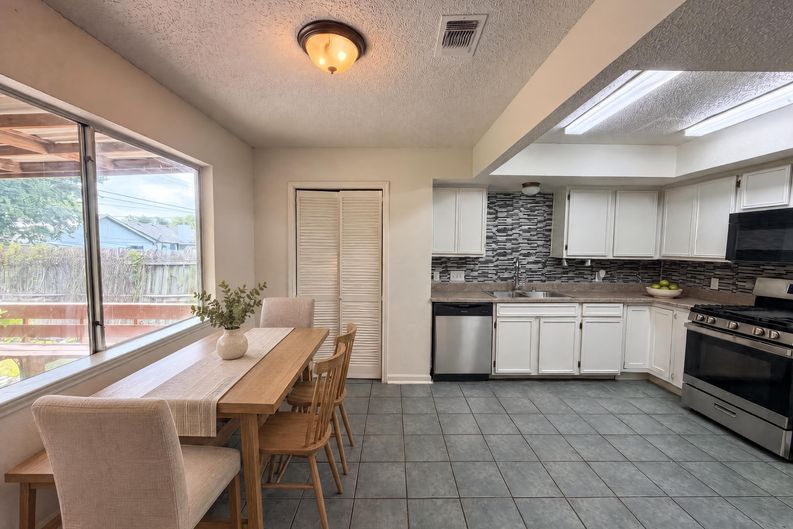 Photo 7 of 16 of 1803 Frontier Trl, Round Rock, TX