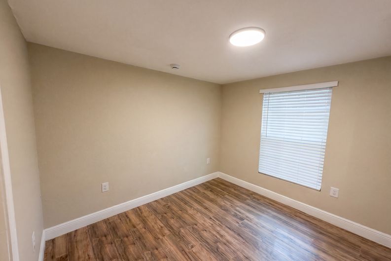 Photo 12 of 23 of 1506 W 16th St, Sanford, FL