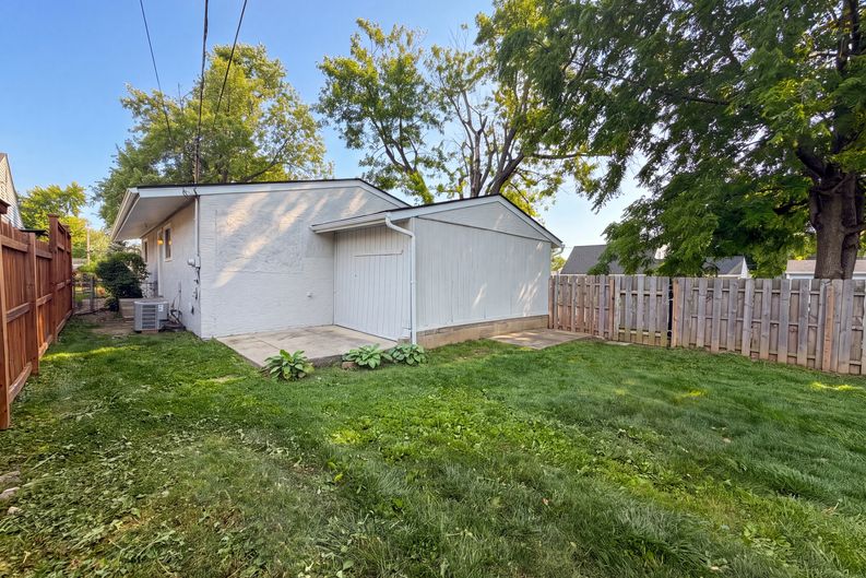 Photo 5 of 35 of 2884 Kingston Ave, Grove City, OH