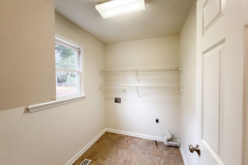 Photo 10 of 23 of 1012 Crown Corners Dr, McDonough, GA