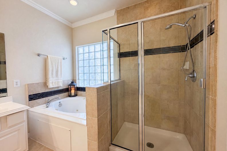 Photo 13 of 21 of 2942 Royal Oaks Crst, Houston, TX