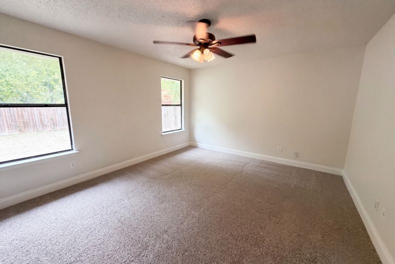 Photo 4 of 14 of 16207 Parkway Dr, Pflugerville, TX