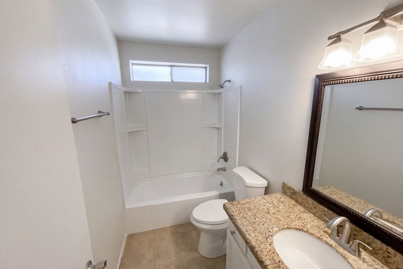 Photo 10 of 32 of 4038 W Mercer Ln, Phoenix, AZ