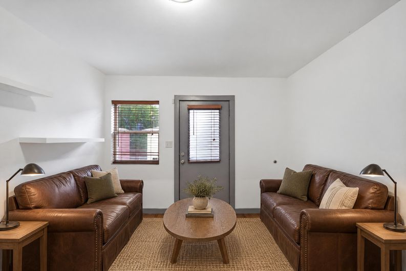 Photo 3 of 17 of 561 Formwalt St SW, Atlanta, GA