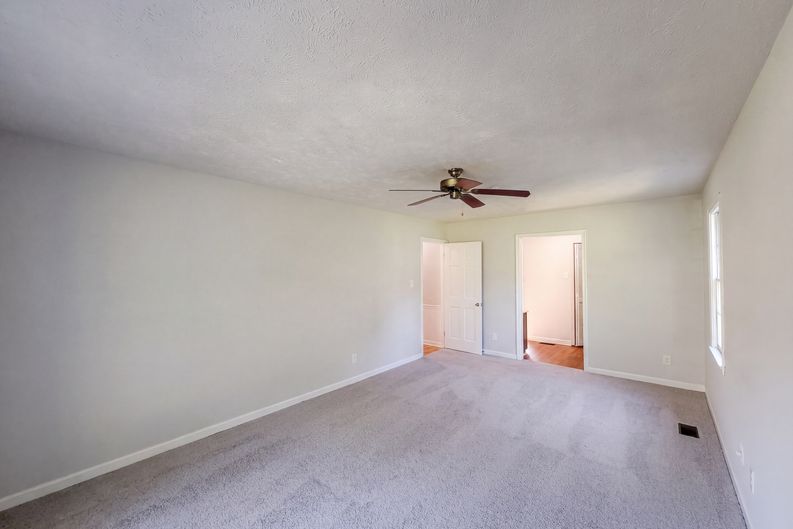 Photo 11 of 21 of 2337 Rolling Hill Rd, Fayetteville, NC