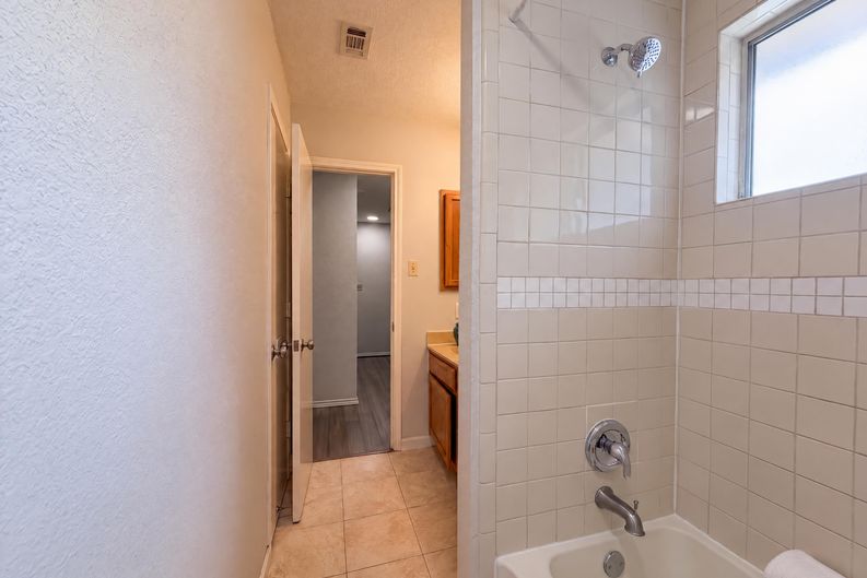Photo 17 of 19 of 2831 Red Oak Dr, Grand Prairie, TX