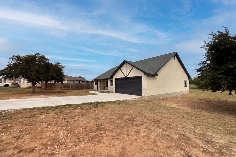 Photo 24 of 25 of 185 E Medium Meadow Dr, Lytle, TX