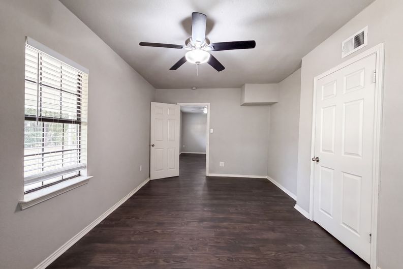 Photo 4 of 20 of 330 E Coral Way, Grand Prairie, TX