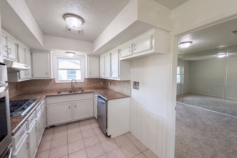 Photo 8 of 19 of 609 Heather Ln, Friendswood, TX
