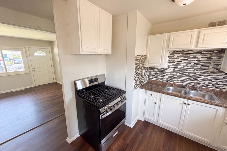Photo 7 of 18 of 3125 Midvale Dr, Indianapolis, IN