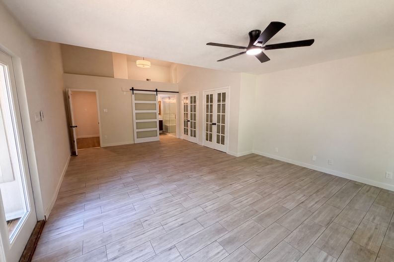 Photo 10 of 18 of 605 Hawthorne Ln, Round Rock, TX