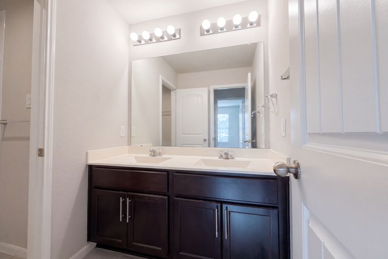 Photo 6 of 24 of 8322 Oakleaf Meadow Ct, Rosharon, TX
