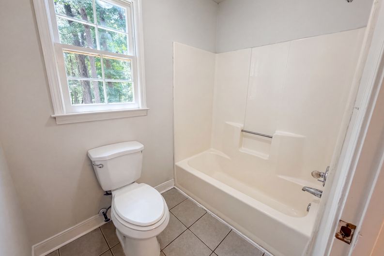Photo 12 of 29 of 4379 Inns Brook Dr, Snellville, GA
