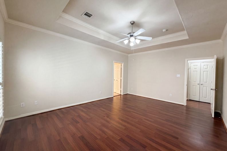 Photo 9 of 21 of 2942 Royal Oaks Crst, Houston, TX