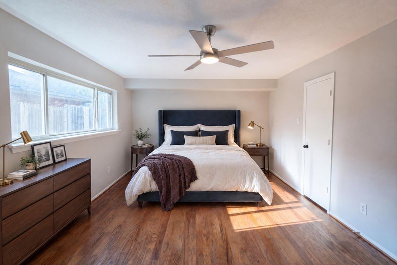 Photo 13 of 22 of 1618 Woodcrest Ln, Carrollton, TX