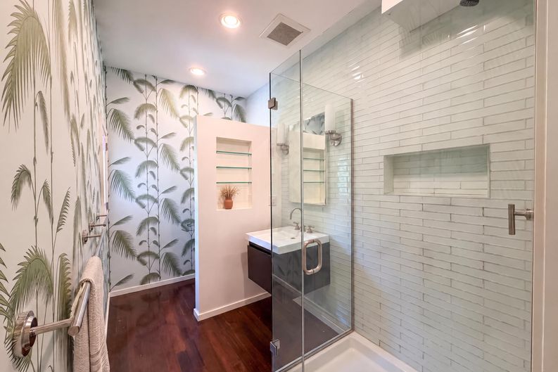 Photo 18 of 34 of 1710 NW Hoyt St, Portland, OR