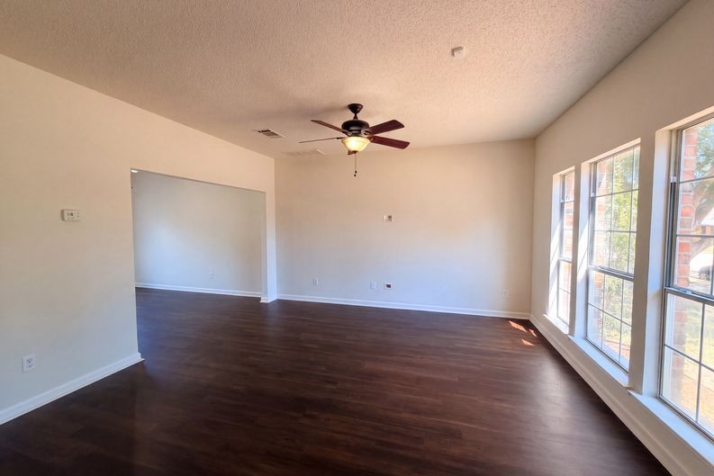 Photo 9 of 21 of 2405 Waterloo Ln, Mesquite, TX