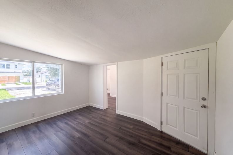 Photo 4 of 15 of 212 W Hiawatha St, Tampa, FL