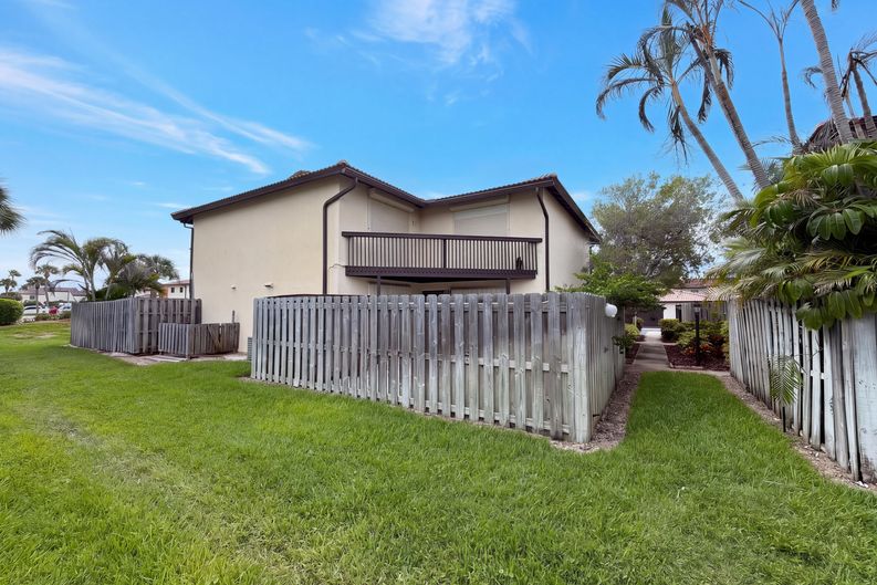 Photo 5 of 21 of 3293 Sand Ct, Melbourne Beach, FL