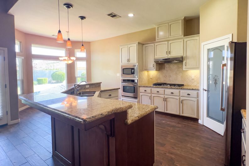 Photo 13 of 35 of 11904 Kenseth St, Bakersfield, CA