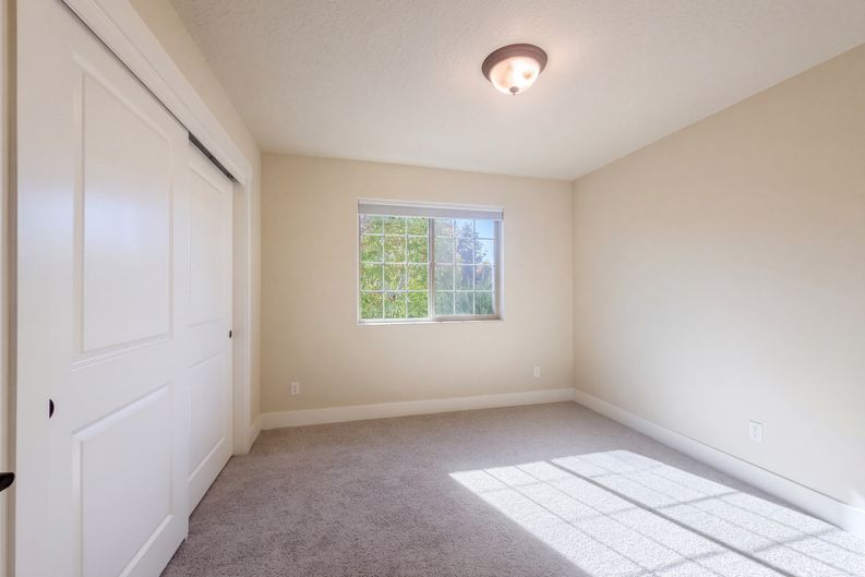 Photo 13 of 25 of 410 NE 76th Ave, Hillsboro, OR