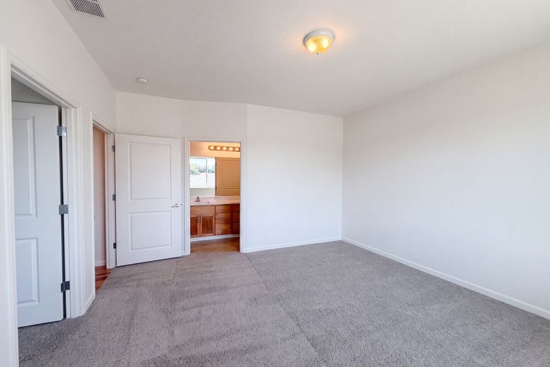 Photo 4 of 23 of 19015 SW Jessica Way, Beaverton, OR