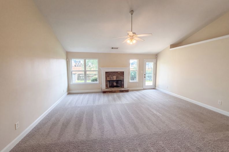 Photo 6 of 17 of 453 Castle Top Ln, Lawrenceville, GA