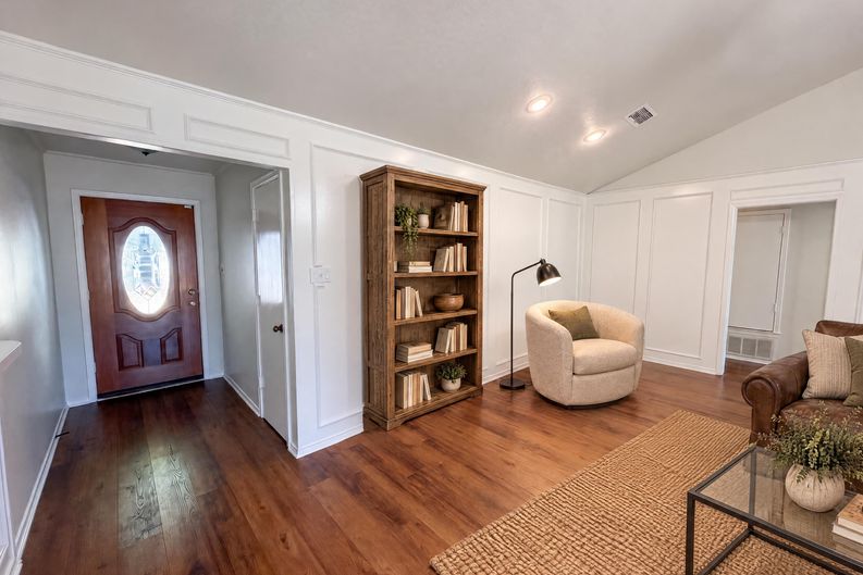 Photo 7 of 27 of 1208 Hillcrest Dr, Euless, TX
