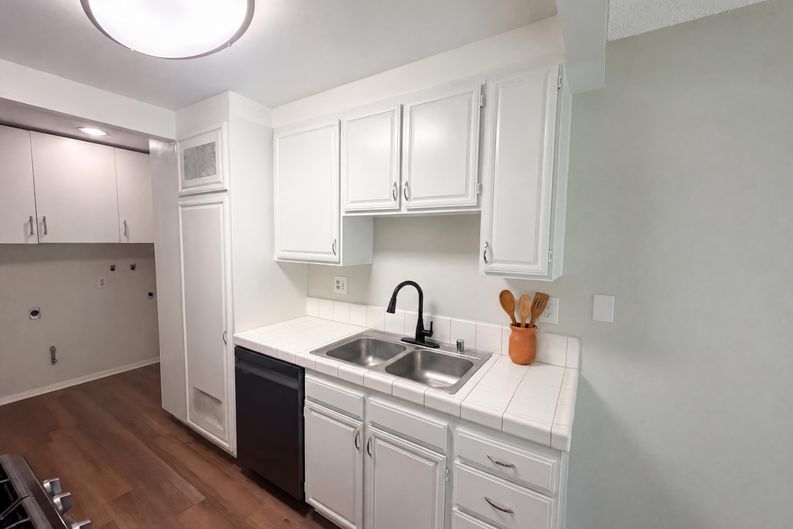 Photo 8 of 27 of 912 S Mountain Ave, Ontario, CA