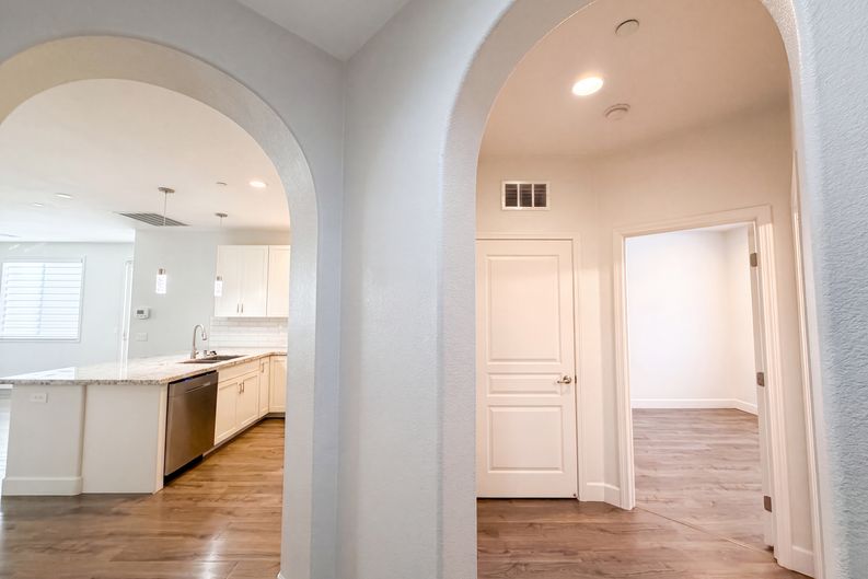 Photo 11 of 28 of 4920 Ocean Ln, Elk Grove, CA