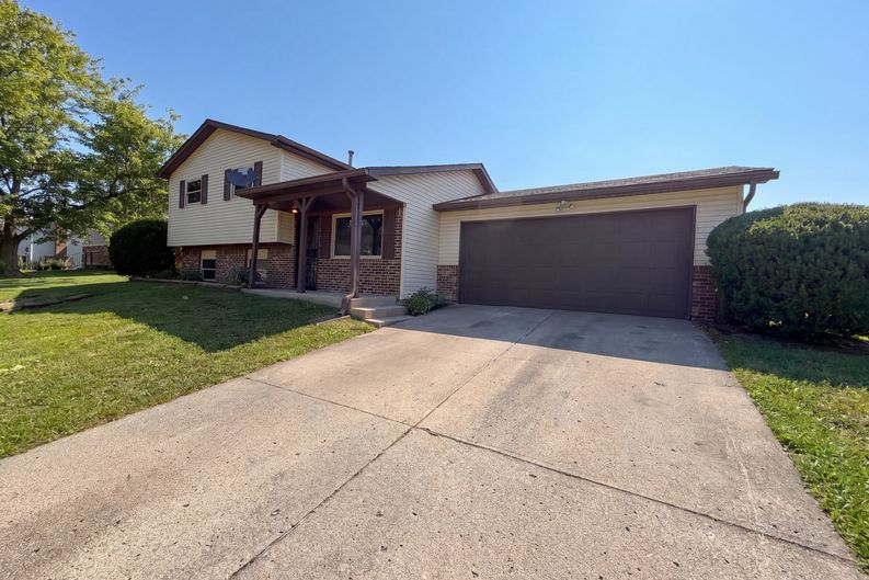 Photo 17 of 20 of 7533 Ardwell Dr, Indianapolis, IN