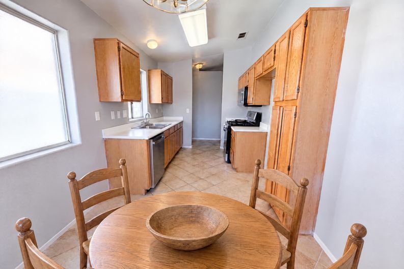 Photo 9 of 33 of 9121 Indian Breeze Dr, Las Vegas, NV