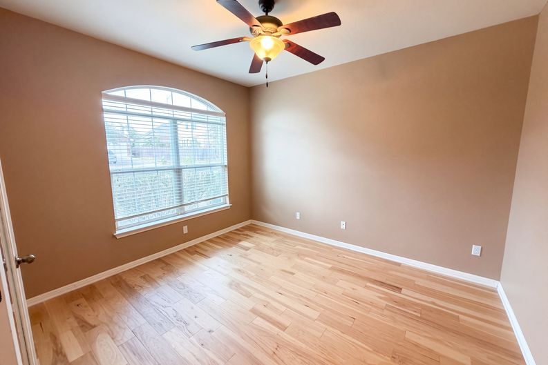 Photo 12 of 36 of 12016 Timber Heights Dr, Austin, TX