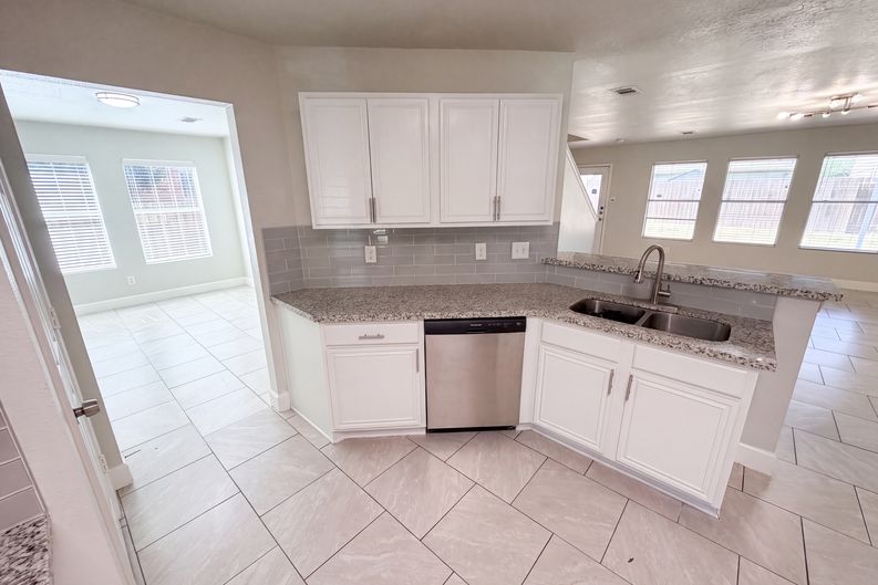 Photo 10 of 26 of 7327 Fox Hall Ln, Humble, TX