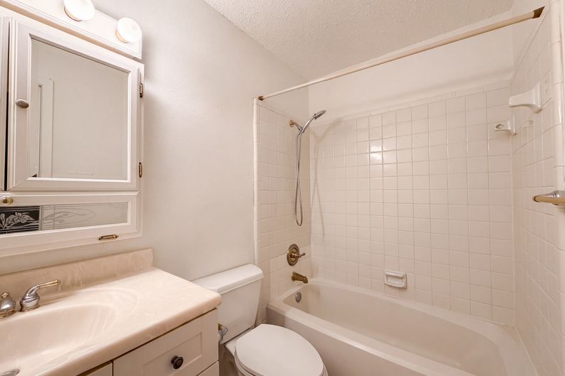 Photo 11 of 17 of 1713 Steinburg Ln, Fort Worth, TX