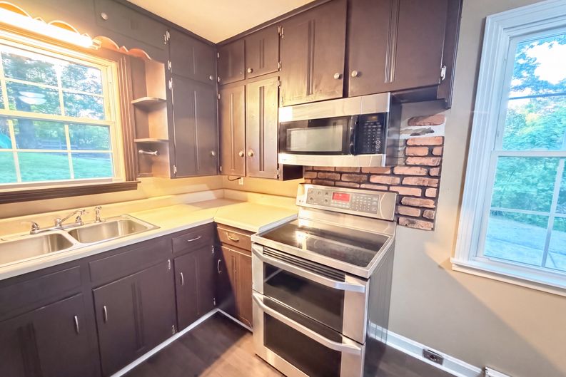 Photo 8 of 22 of 1223 Beverly Hills Dr, Clarksville, TN
