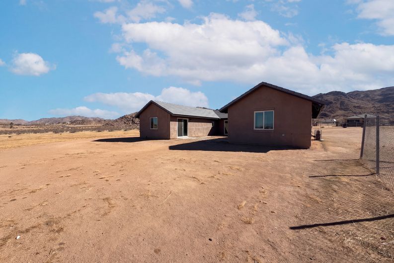 Photo 17 of 19 of 14100 Nightshade Rd, Apple Valley, CA