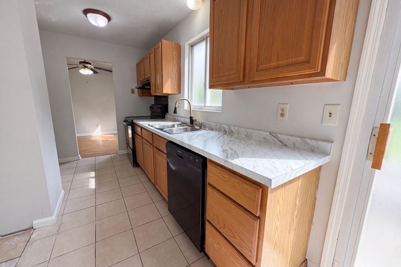 Photo 6 of 20 of 6786 Moss Ct, North Charleston, SC