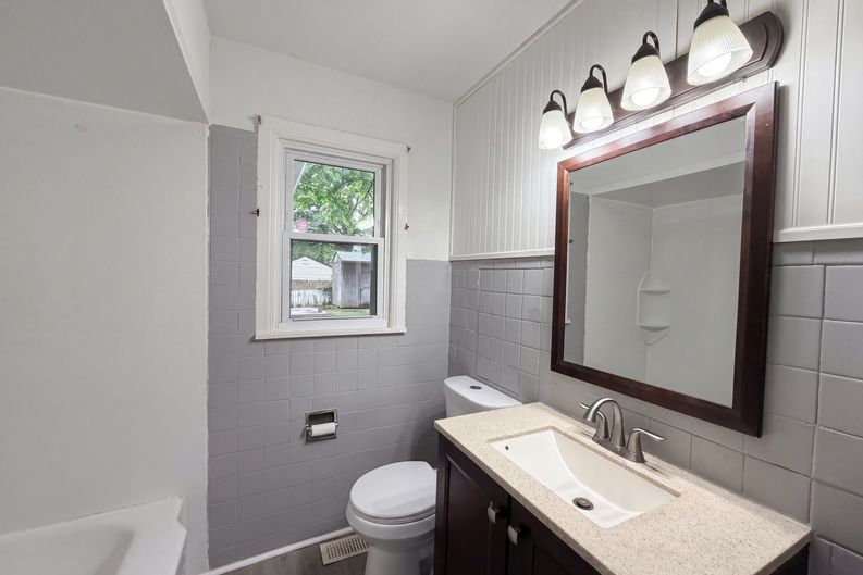 Photo 6 of 21 of 1607 N 17th St, Belleville, IL