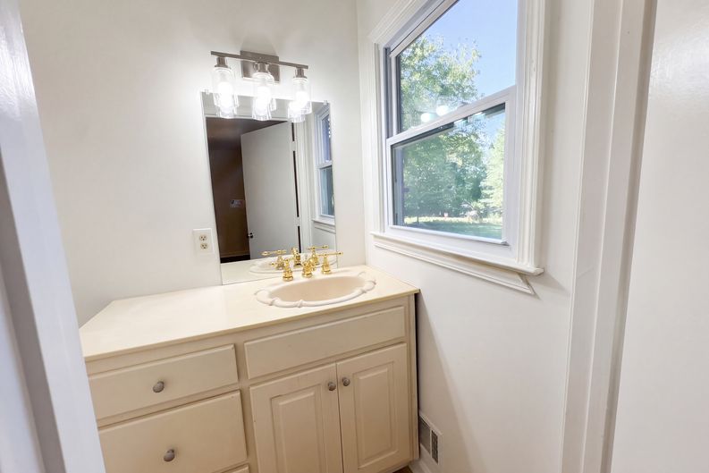 Photo 15 of 24 of 207 Mayflower Dr, Woodstock, GA