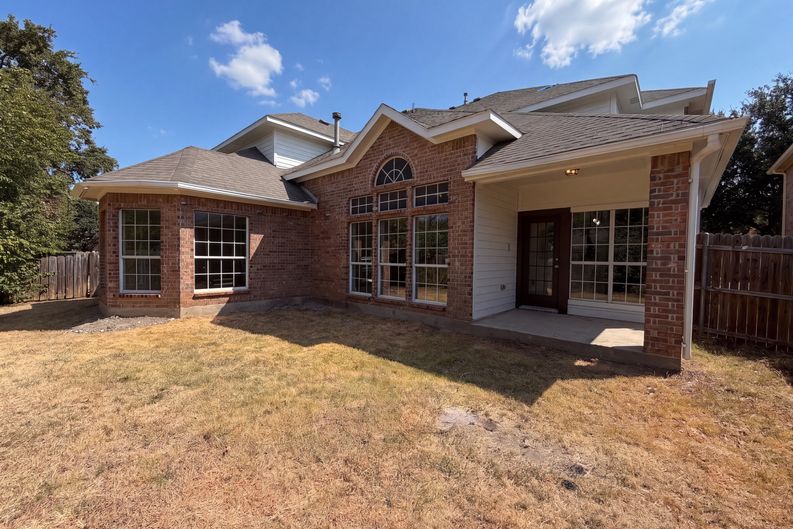 Photo 7 of 29 of 1803 High Meadow St, Glenn Heights, TX