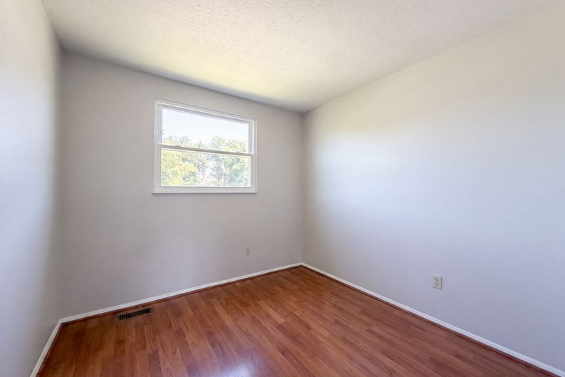 Photo 16 of 33 of 2891 Grosvenor Dr, Cincinnati, OH