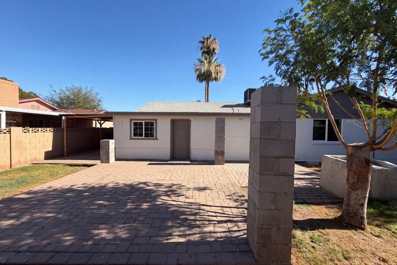 Photo 5 of 27 of 5617 W Hatcher Rd, Glendale, AZ