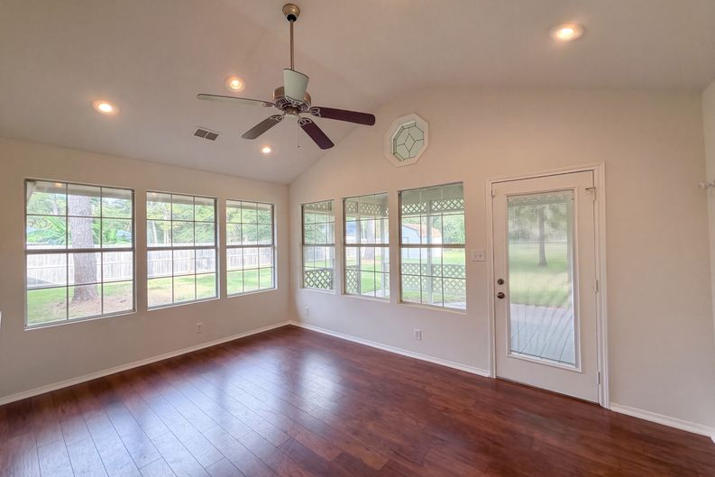 Photo 5 of 19 of 1119 Coe Rd, Pinehurst, TX