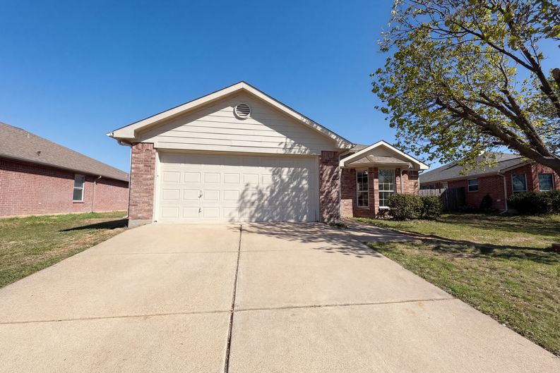 Photo 6 of 19 of 105 Kings Way Dr, Rhome, TX