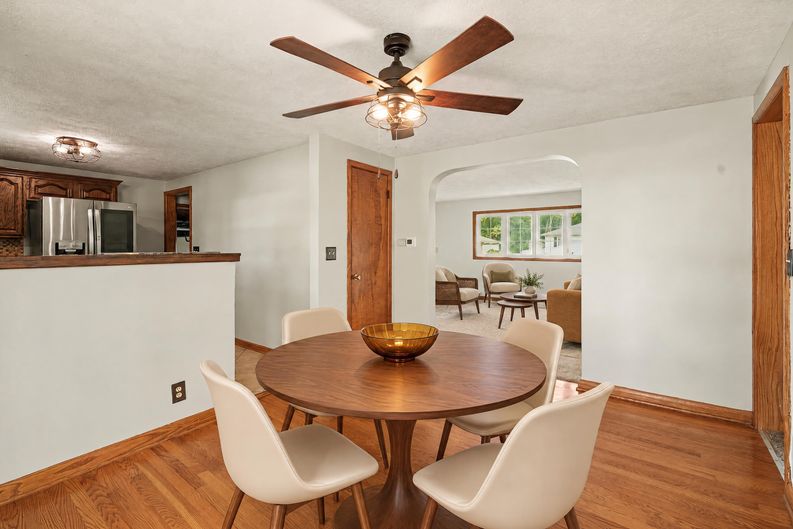 Photo 3 of 28 of 811 Leecrest St NW, Massillon, OH
