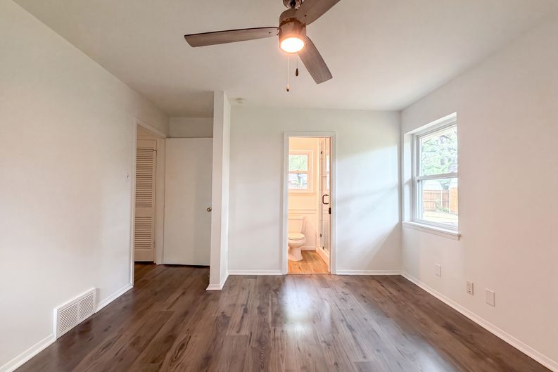 Photo 15 of 20 of 1805 Brookview Dr, Arlington, TX
