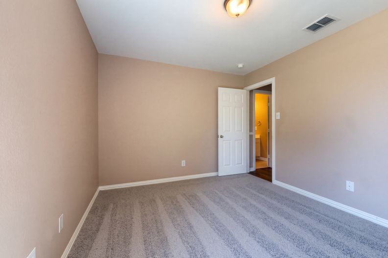 Photo 13 of 21 of 5327 Lake Gardens Dr, Grand Prairie, TX