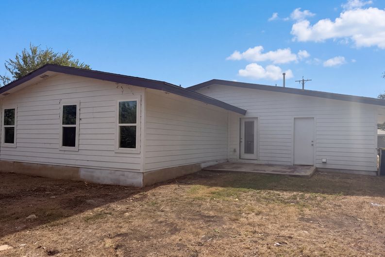 Photo 5 of 14 of 606 E Langley Blvd, Universal City, TX