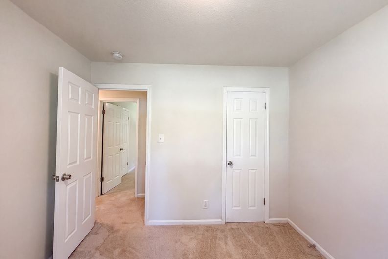 Photo 10 of 18 of 4154 Edgeware Rd, Winston Salem, NC